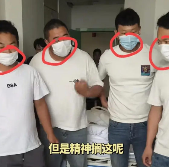 被救下的3名落水者在朋友的带领下去看望了救命恩人张伟。有没有注意到？他们四个人