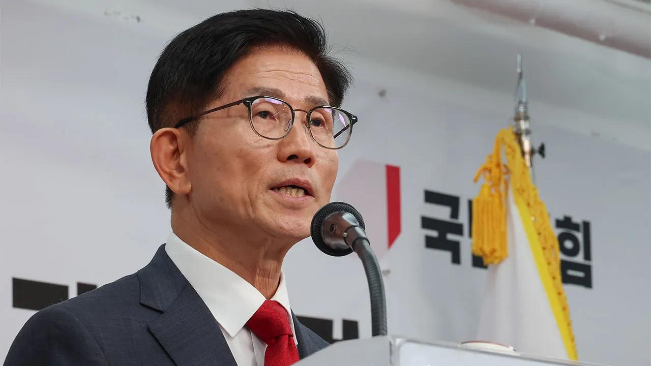 曾骂国民力量为垃圾桶，自称对党首没有欲望的金文洙。又现形了？就如当初一再强