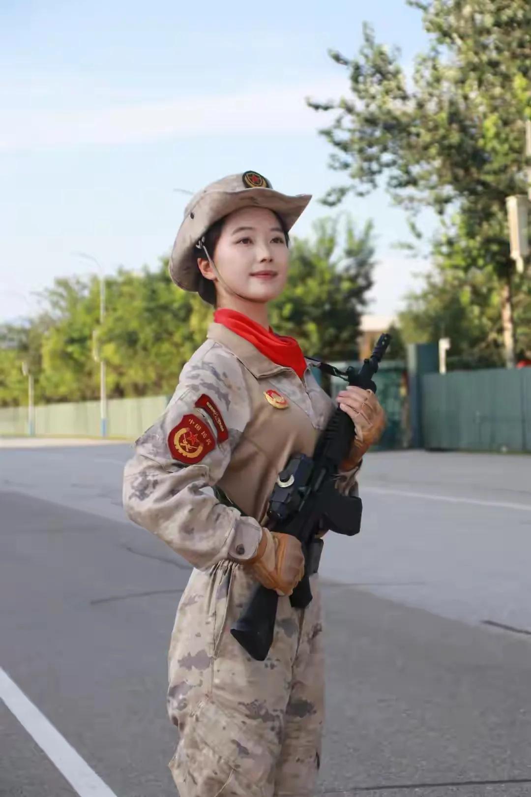 女民兵谢涵予，阅兵结束后，在驻地拍照留念。
