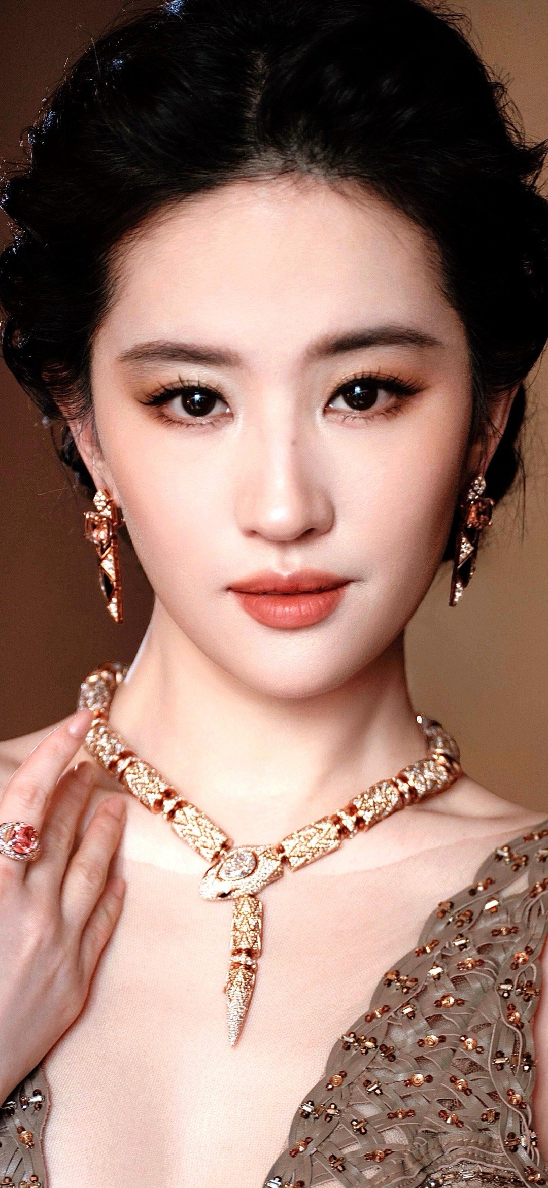 刘亦菲安妮海瑟薇互相搂腰经济上行的美刘亦菲安妮海瑟薇互相搂腰