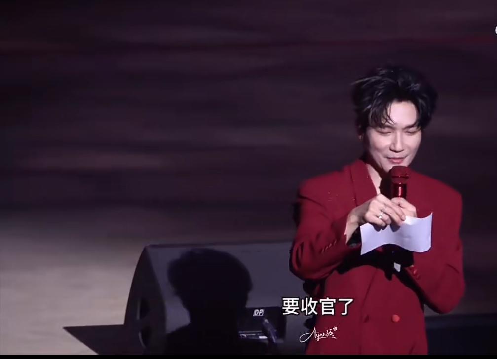 陈楚生：我有腹肌早露了好吗？太暖心啦，不禁会接梗更会安慰人心。在深圳演唱会上