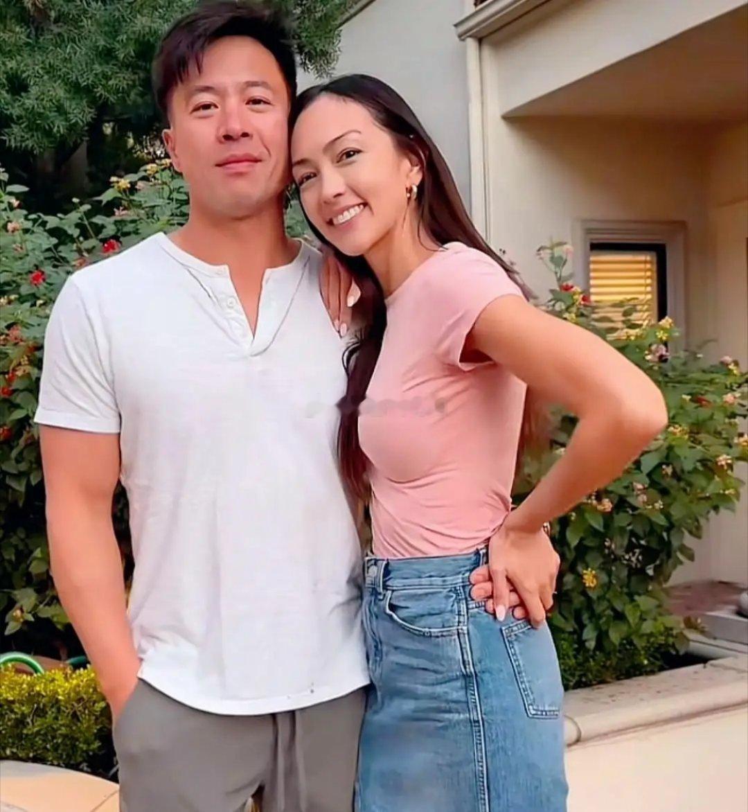 安志杰和妻女在美国家中团聚，他老婆是真的美，一家人看着别提多幸福了，画面特温馨。