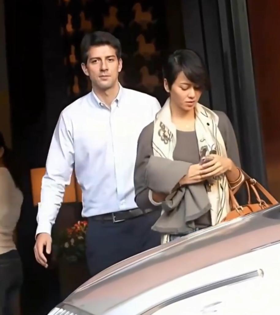 梁咏琪真的是妥妥的颜值控，看她现在的外国老公就知道，长相十分帅气，两人一起出门逛