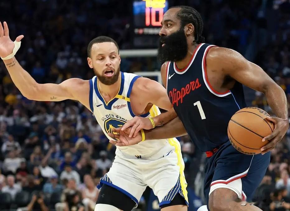 1月7日！随着NBA全明星2轮票数出炉，我发现4个意外:一，詹姆斯居然能够上