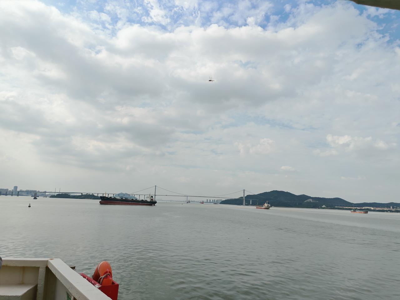 在珠江口的烟波浩渺间，虎门大桥如一条银龙横亘江海，既是engineering