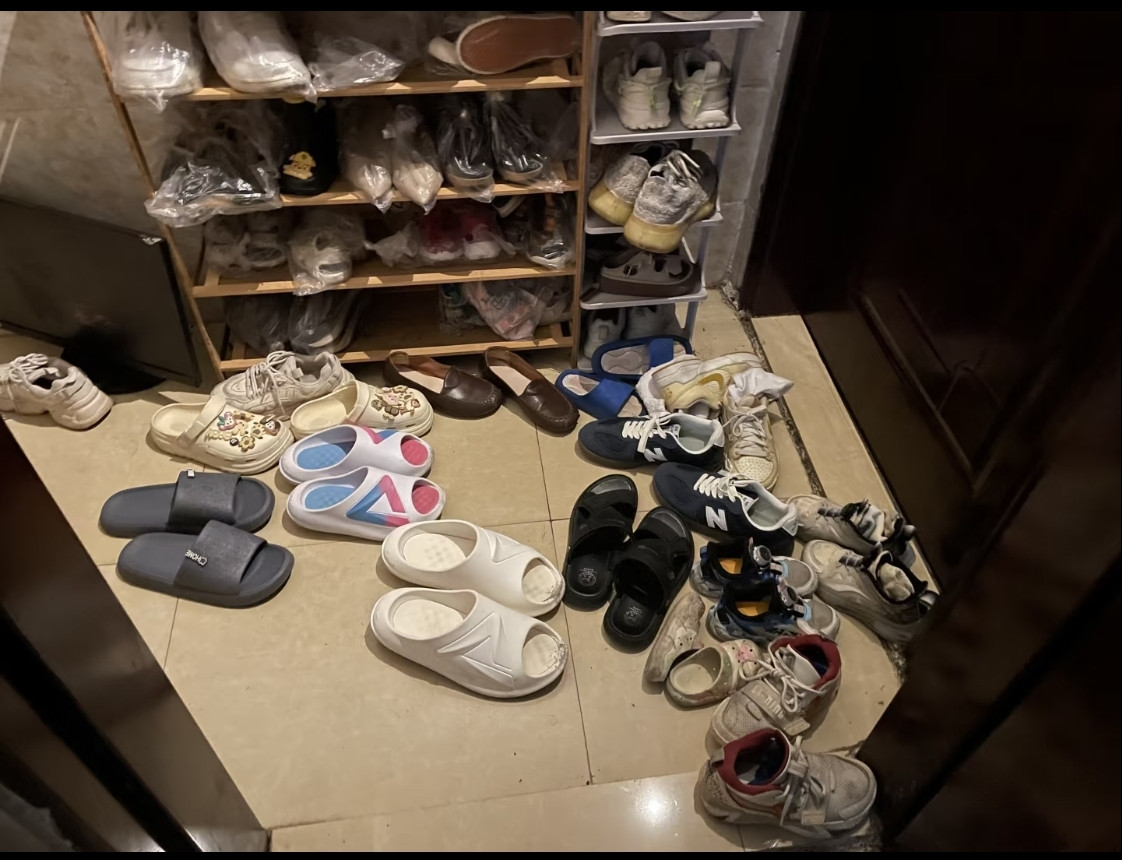 楼上邻居把房子改成群租房，一套三居室塞了十几个人。每天晚上拖椅子、洗澡、说话，跟菜市场一样。我上去找