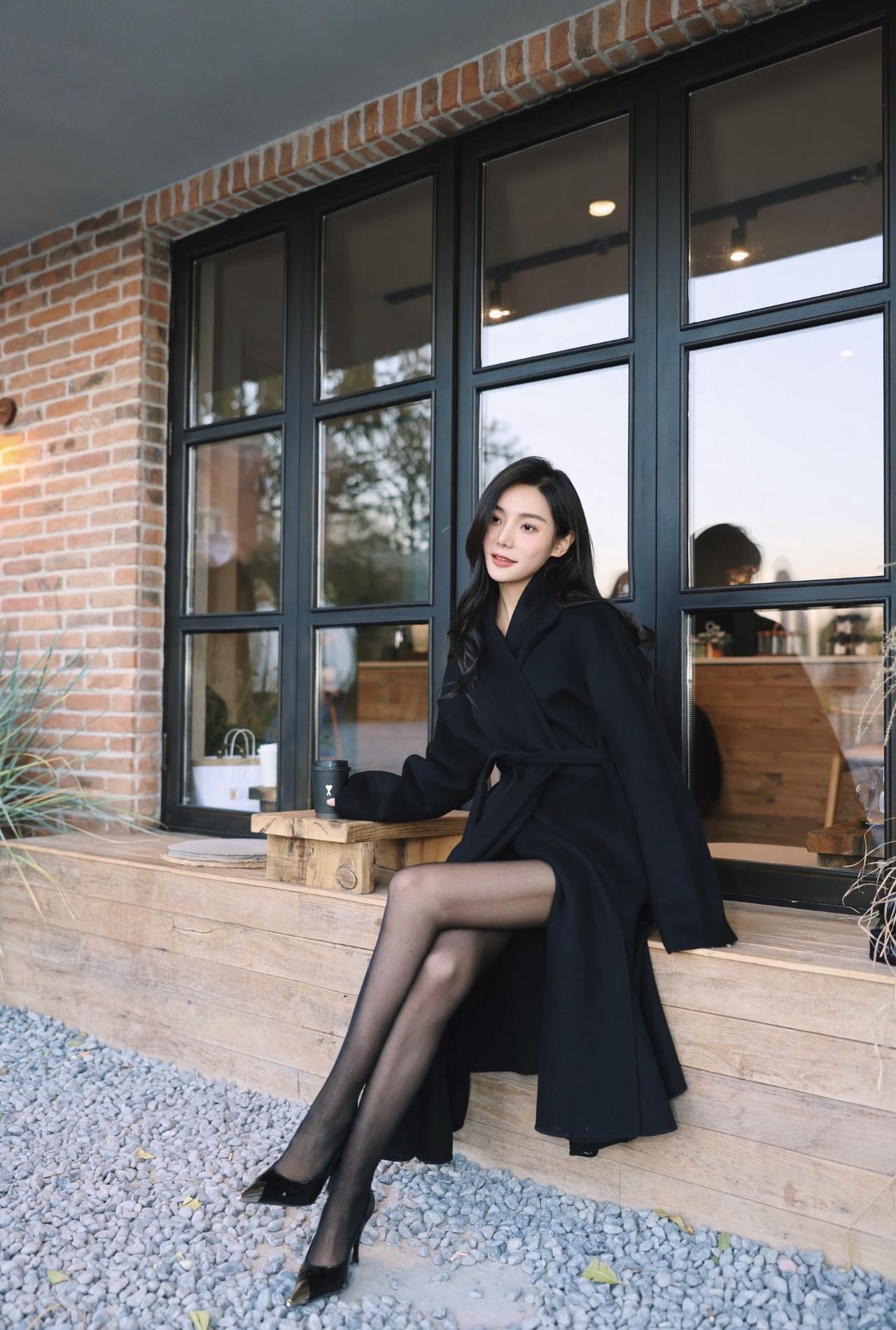 怎么穿搭才能显得简约且干净大衣如何穿搭秋冬大衣黑色大衣有多好穿穿搭高雅