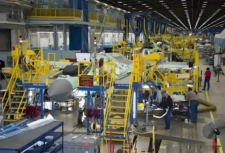 歼-35产能狂飙!中国隐形战机年产量200架,美国F-35要慌了?最近国际