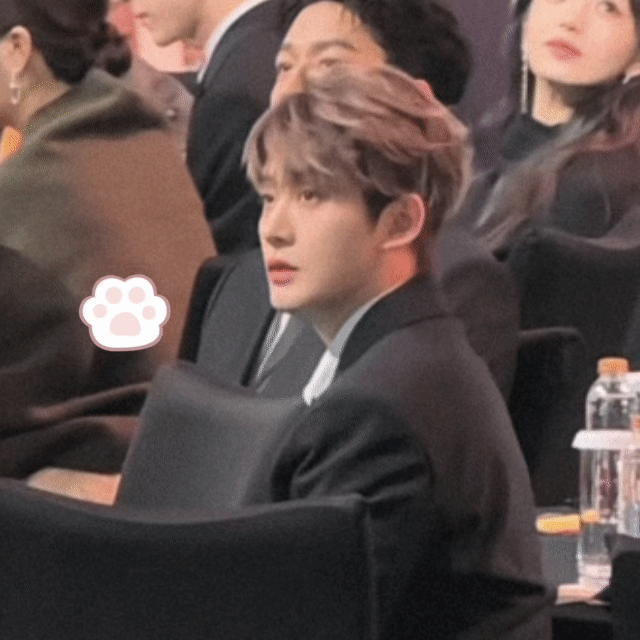 邓为哥哥这不是贵公子是什么，看奖杯的样子好认真！｜邓为