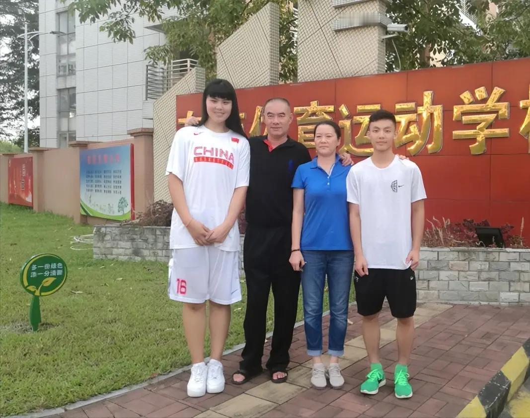 惊艳出场的李月汝来自长钢工人家庭父亲身高1米9，母亲身高1米8李月汝全场出战