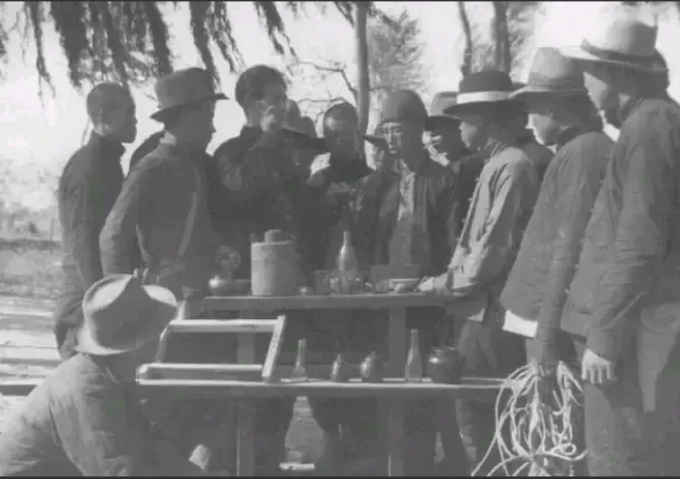 1942年，赵兴兰被捕，一个汉奸给他送饭时，突然敲了敲碗底，并说要救他。赵兴兰以