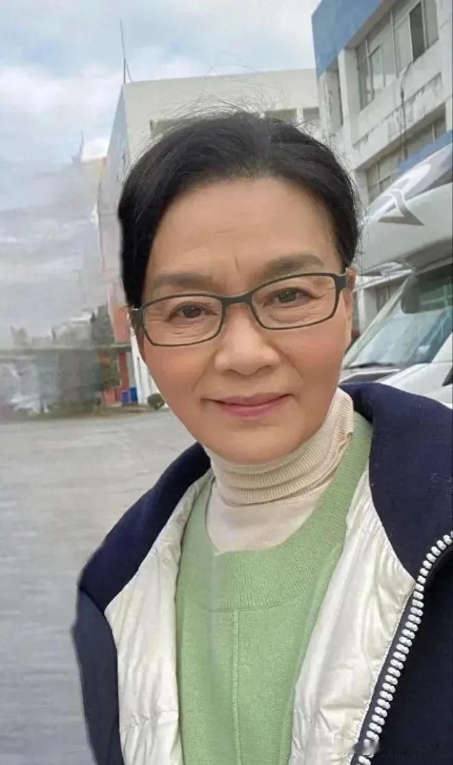 71岁的演员潘虹，现在晚年生活，孤孤单单。她终于承认了这辈子最大的遗憾就是没有自