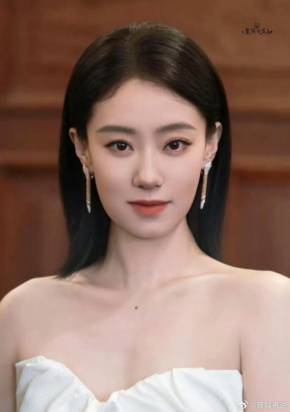 张小斐为突然啥不香了?说白了就是资源断档了!当初《你好，李焕英》热映那会儿，她红