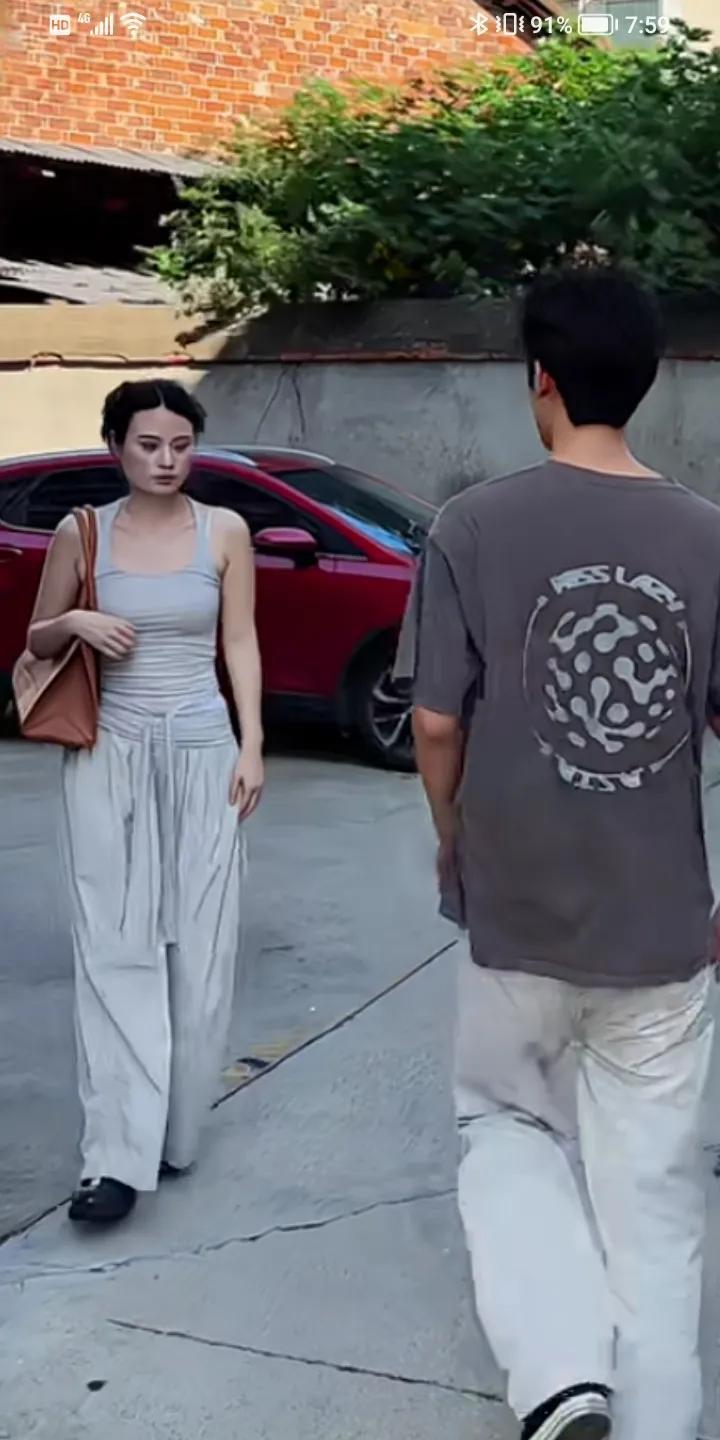 心酸，夫妻离婚两年，在路上相遇，互相都想开口说话，又不好意思开口，俩人擦肩而过，