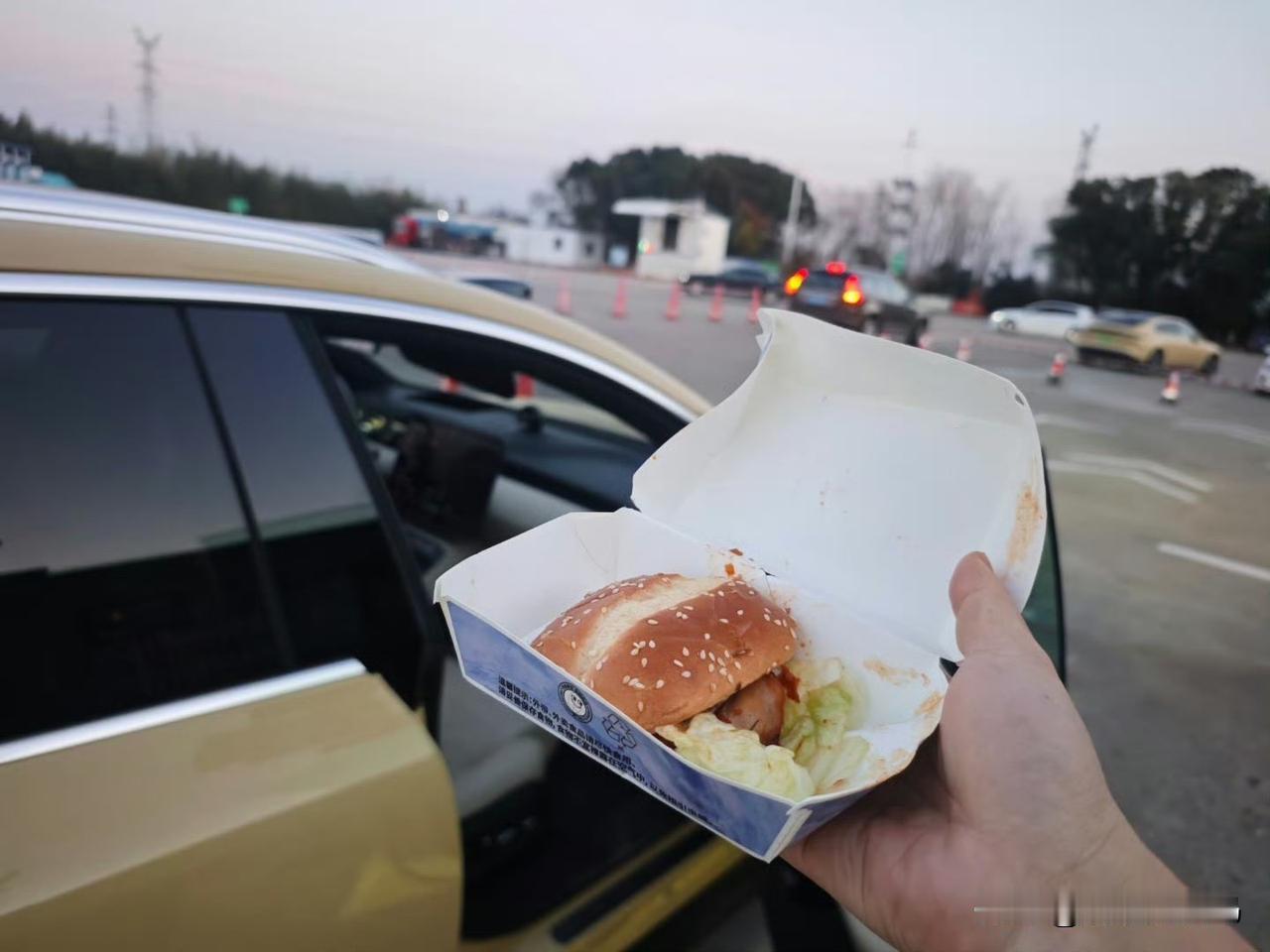 什么叫汽车售后?大年初五·仙人山服务区，换电站排队，显示换电还要16分钟