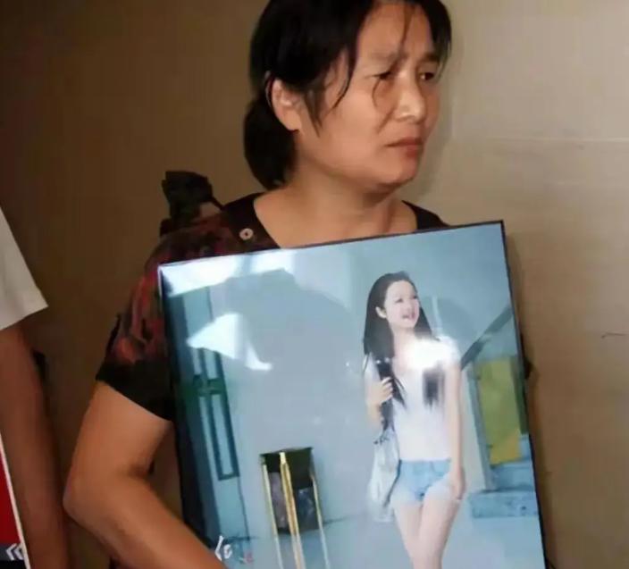 2011年，21岁选美冠军杨晓丹和男友被歹徒绑架，男友被活活打死，杨晓丹苦苦哀求