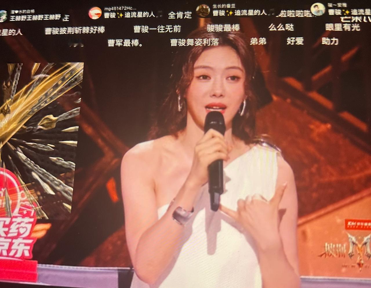 蔡文静的点评真的让人听傻了！第一个舞台夸哥哥帅到脸红大笑，第二个舞台点评《父亲写