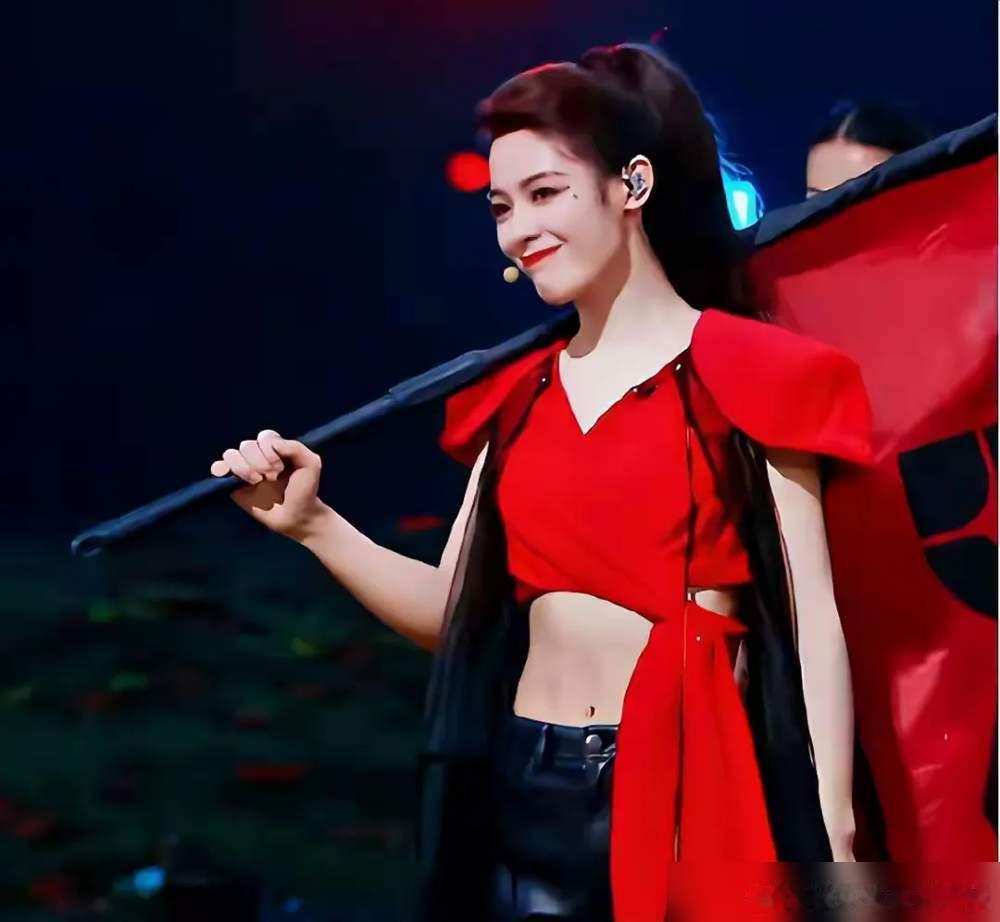 大家之所以喜欢陈丽君，不是她男女扮相都好看，而是她“不自知”她在节目上问胡军和李
