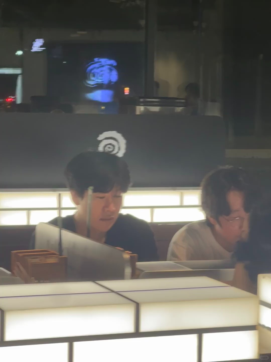 TheShy赛后吃很久以前被偶遇，上将李俊固定刷新在身旁，对面坐的卷头发女士貌似