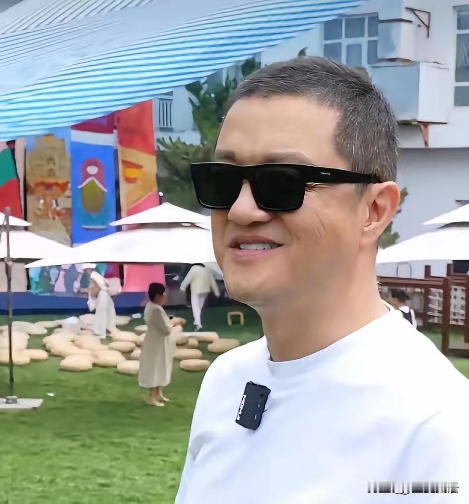 李亚鹏，再次冲上热搜！​4月9日晚上，李亚鹏在直播间不加掩饰，对网友质疑的“虚