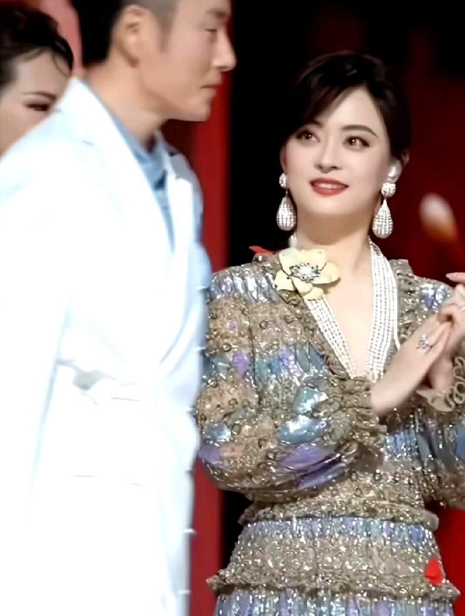 难得看见孙俪会有这种表情，眼神都拉丝了。李东学不敢看孙俪，其实他心里喜欢孙俪，