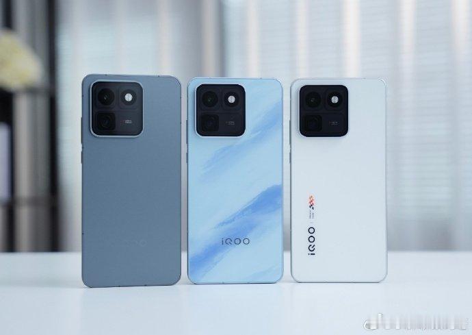 新机一口气推出五档存储版本，分别是12+256GB、12+512GB、16+2