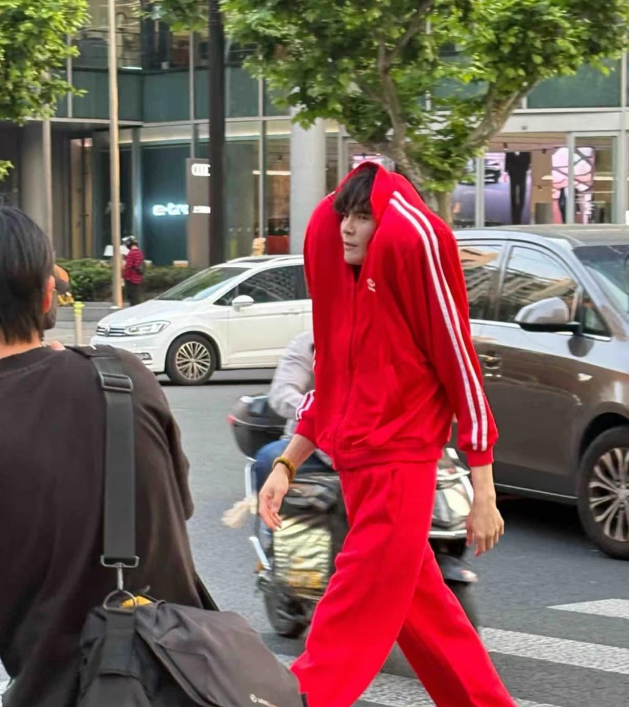 向佐最让人佩服的地方不是他作为一个明星闯进抽象赛道并勇夺前三，而是他穿着越来越有