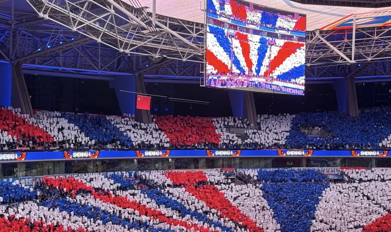 申花这个tifo，先不说抄袭，这样一样合适吗？长点心吧，9月份是什么日子知道吗