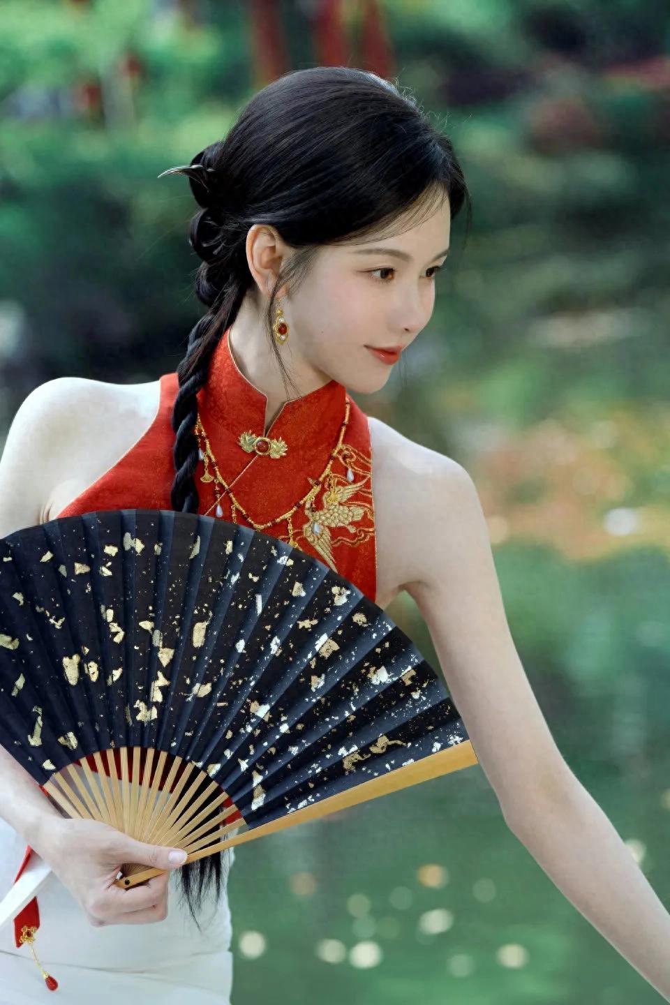 女星陈都灵古风写真：执伞而立，静享悠哉悠哉的好时光！