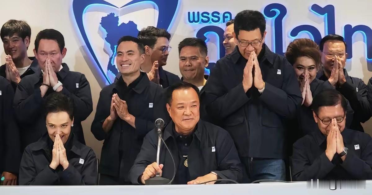 阿努廷怕玩不过为泰党，他灵机一动找了八个小党派一起加入组阁联盟。虽然为泰党强调组