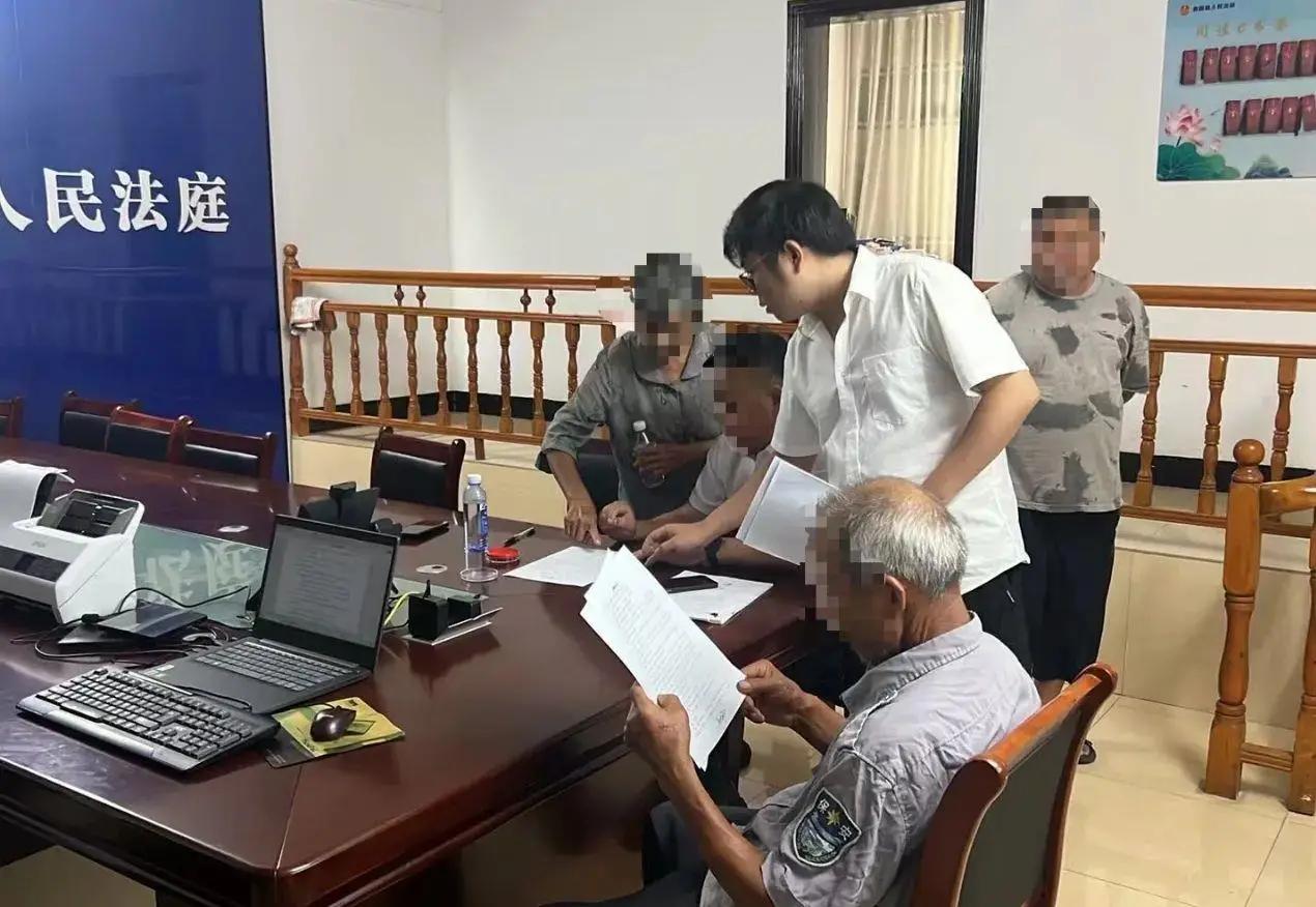 湖北咸宁崇阳县71岁的刘婆婆患重病住院急需用钱，可75岁的丈夫却始终不愿意把老两