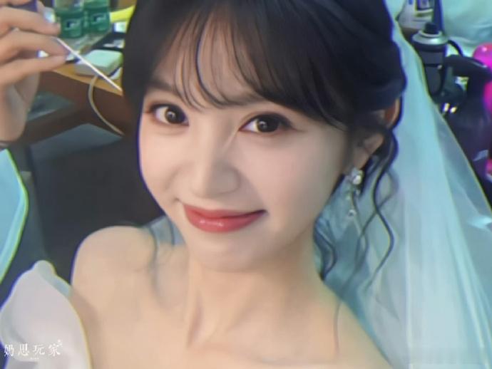 田曦薇剧宣婚纱造型田曦薇这套剧宣婚纱造型冲击力好强。蓬松轻纱搭配灵动卷发，甜妹气