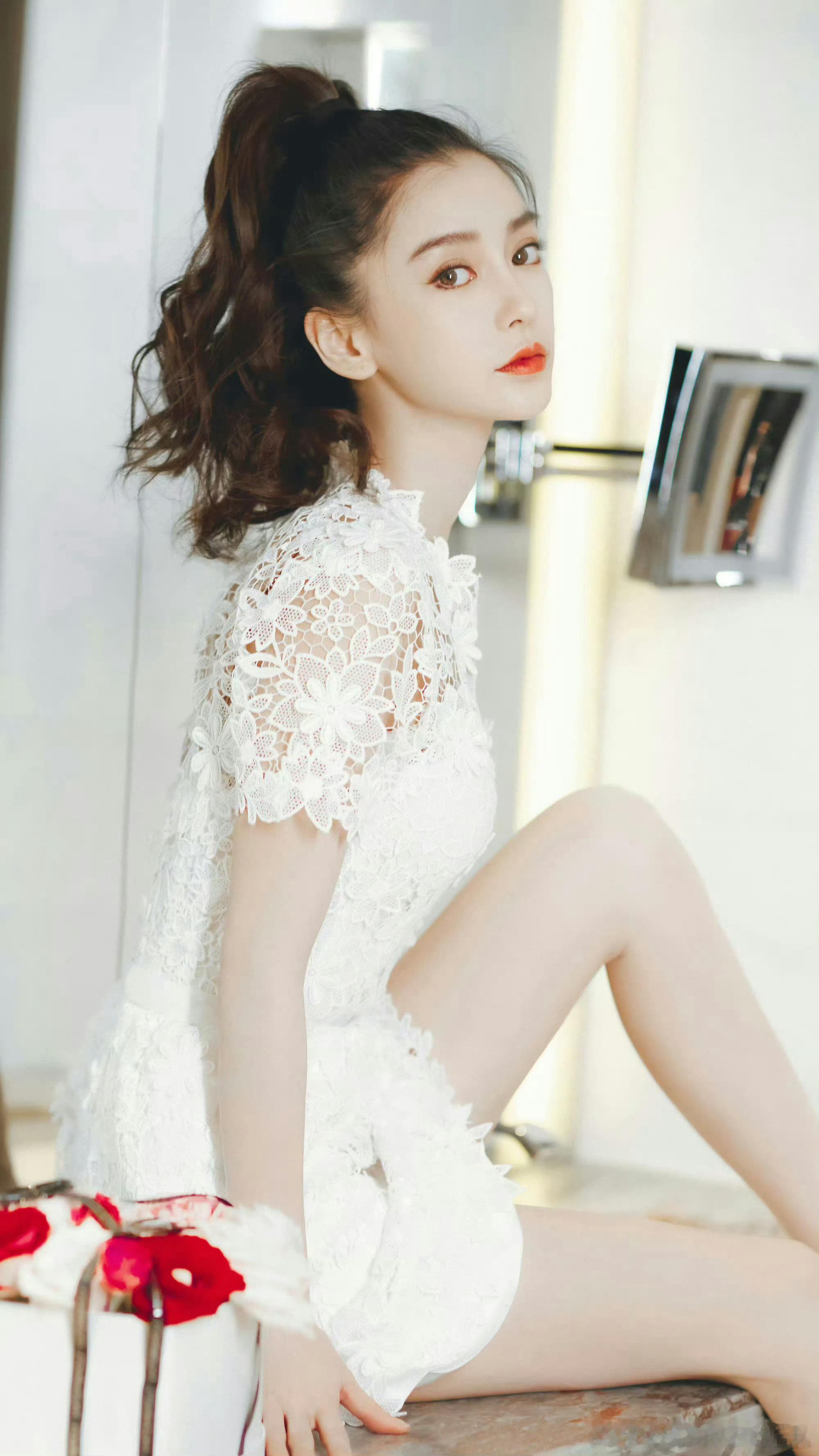 Angelababy参加闺蜜生日宴杨颖这大长腿​​​