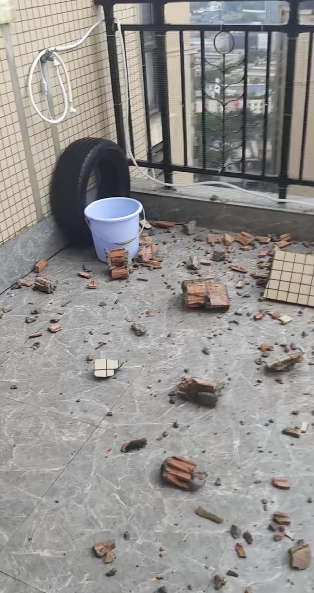 楼顶这样被雷劈的，这么严重，少见，楼顶没做避雷吗？雷击砖，不仅打人痛，打飘更痛。