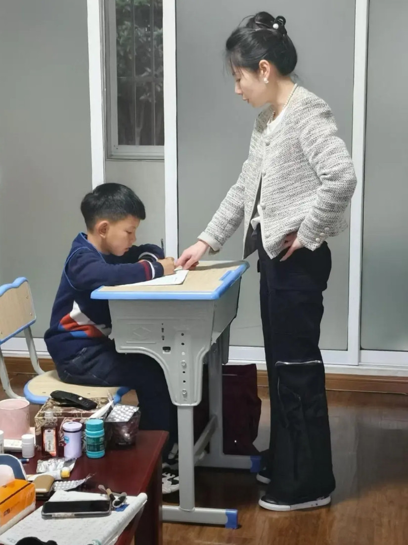 近日，湖北的一位985妈妈火了，不是因为她是网红，而是她的教育方式，每晚让孩子九