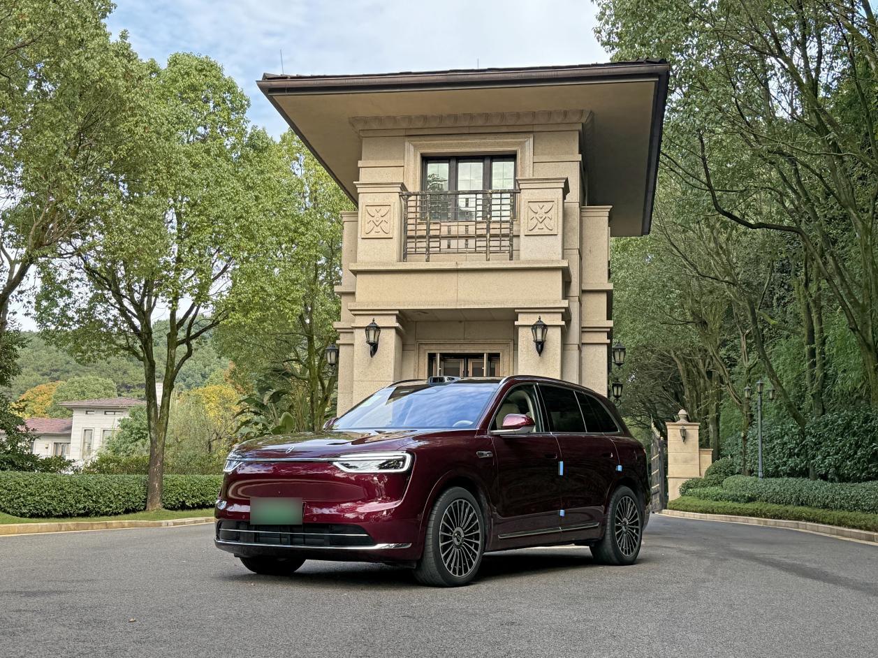 全新问界M7已经开了一个月了，要说最满意的还是这个珊瑚红配色的外观。不管是停车场