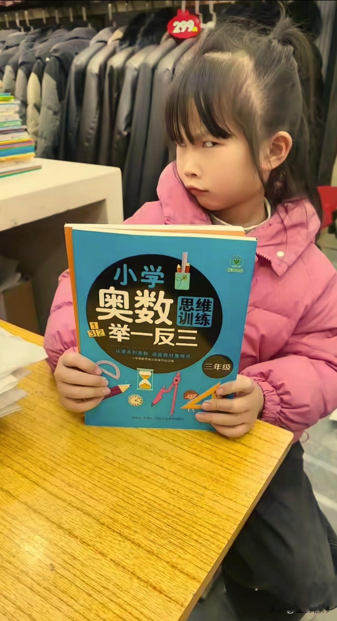 6岁萌娃“整顿义父界”，反手被寄一吨寒假作业，还有民法典和公考教材！最近广