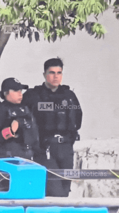 墨西哥男警察当街对女同事动手动脚：摸私密部位还亲脸，这是情侣玩笑还是性骚扰？墨西