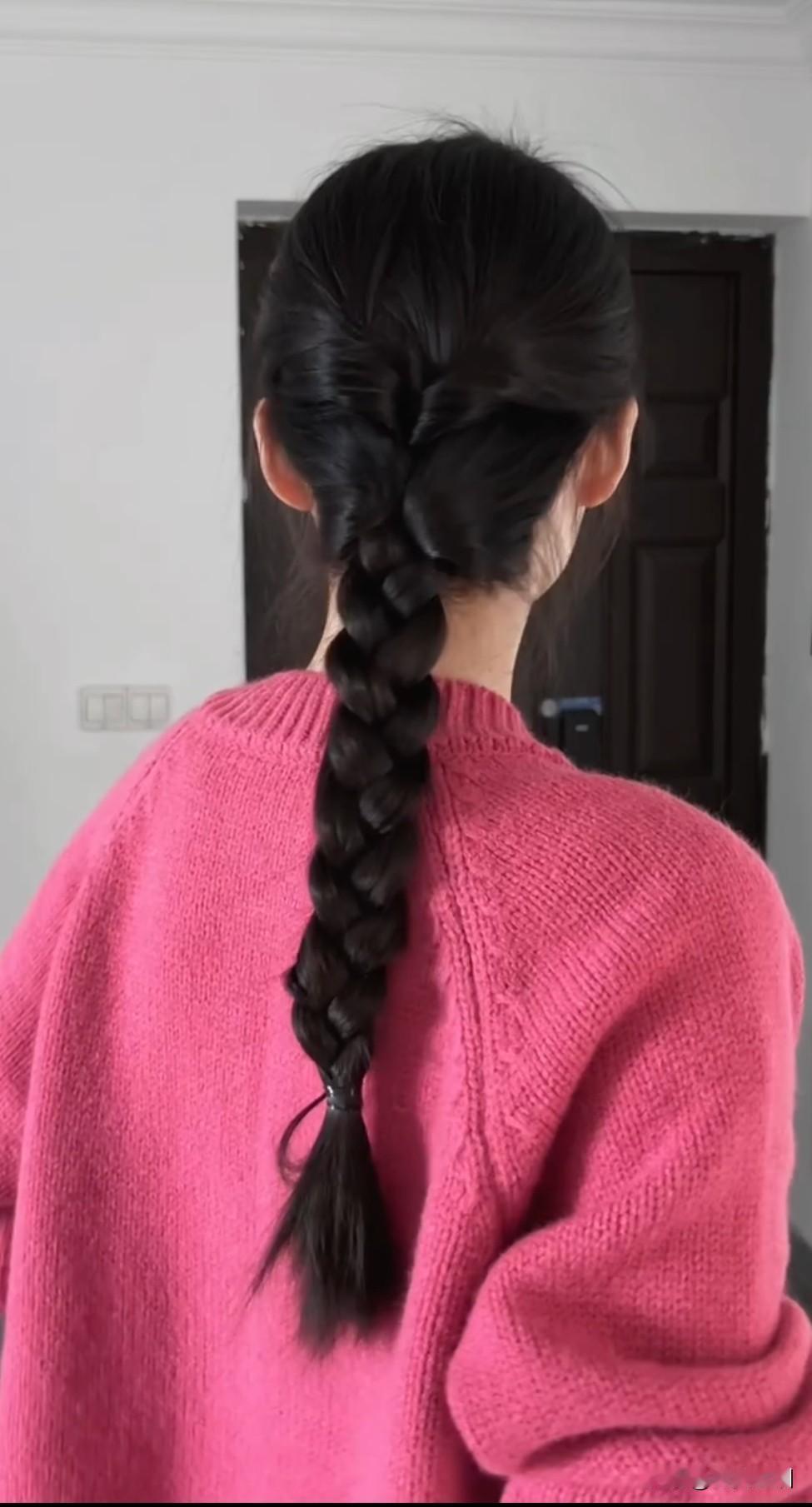 “女人这辈子可以靠谁？”这是好多女性夜深时的自问。年轻时，觉得小时候有父亲这座山