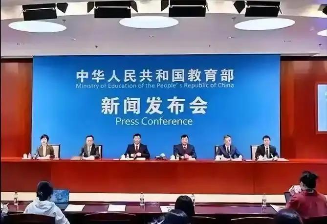 教育部动真格了！连发两道金牌令，叫停中小学过度考试。这篇文章详细介绍了2025