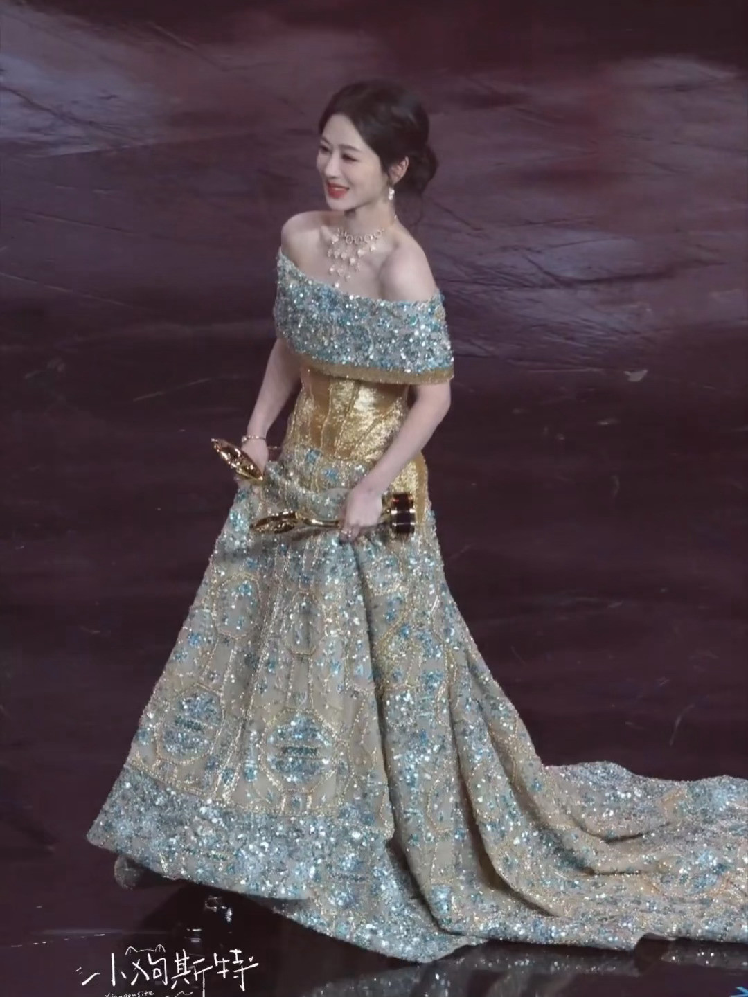 这个上台领奖的紫紫实在是太漂亮了帮雷佳音拿奖杯了，恭喜“微博年度口碑演员”杨紫微