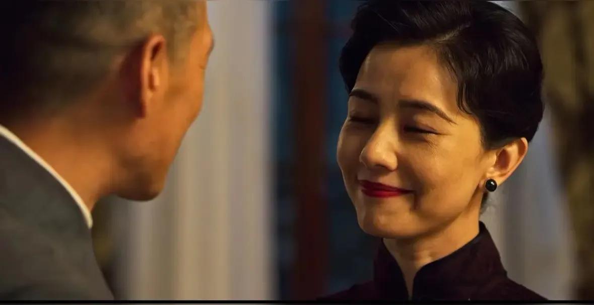 当“国民女神”高圆圆接下《绝密较量》中身份成谜的赵亚苧一角时，舆论哗然——这个游