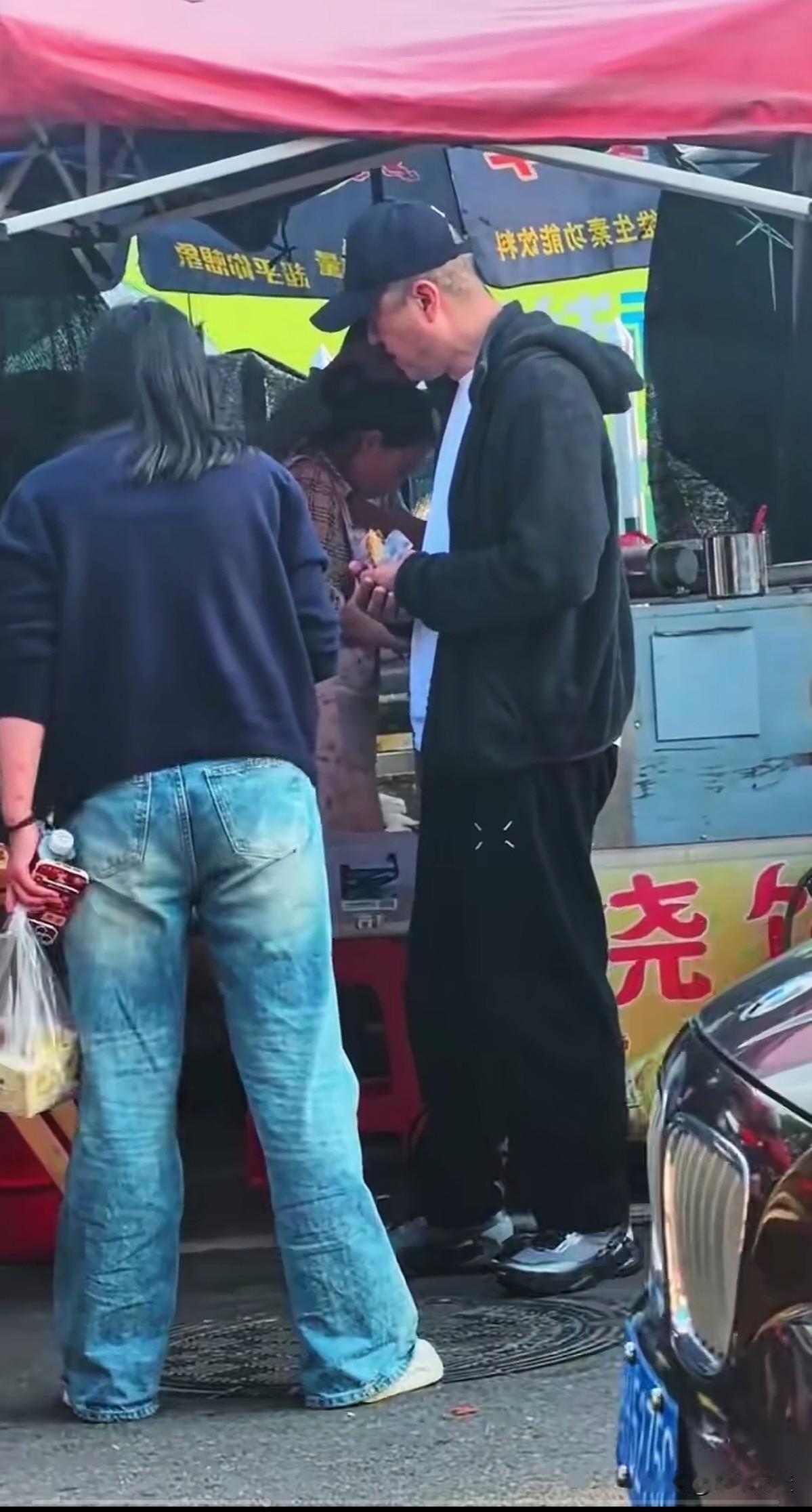 明明可以出入豪车，过上锦衣玉食的生活。却在地摊上随便对付吃煎饼。如果李亚鹏纯