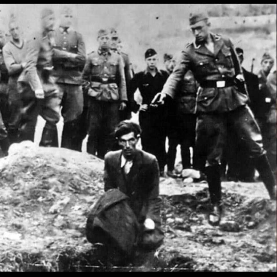 图一:德国人对待犹太人图二:ICE对待美国人