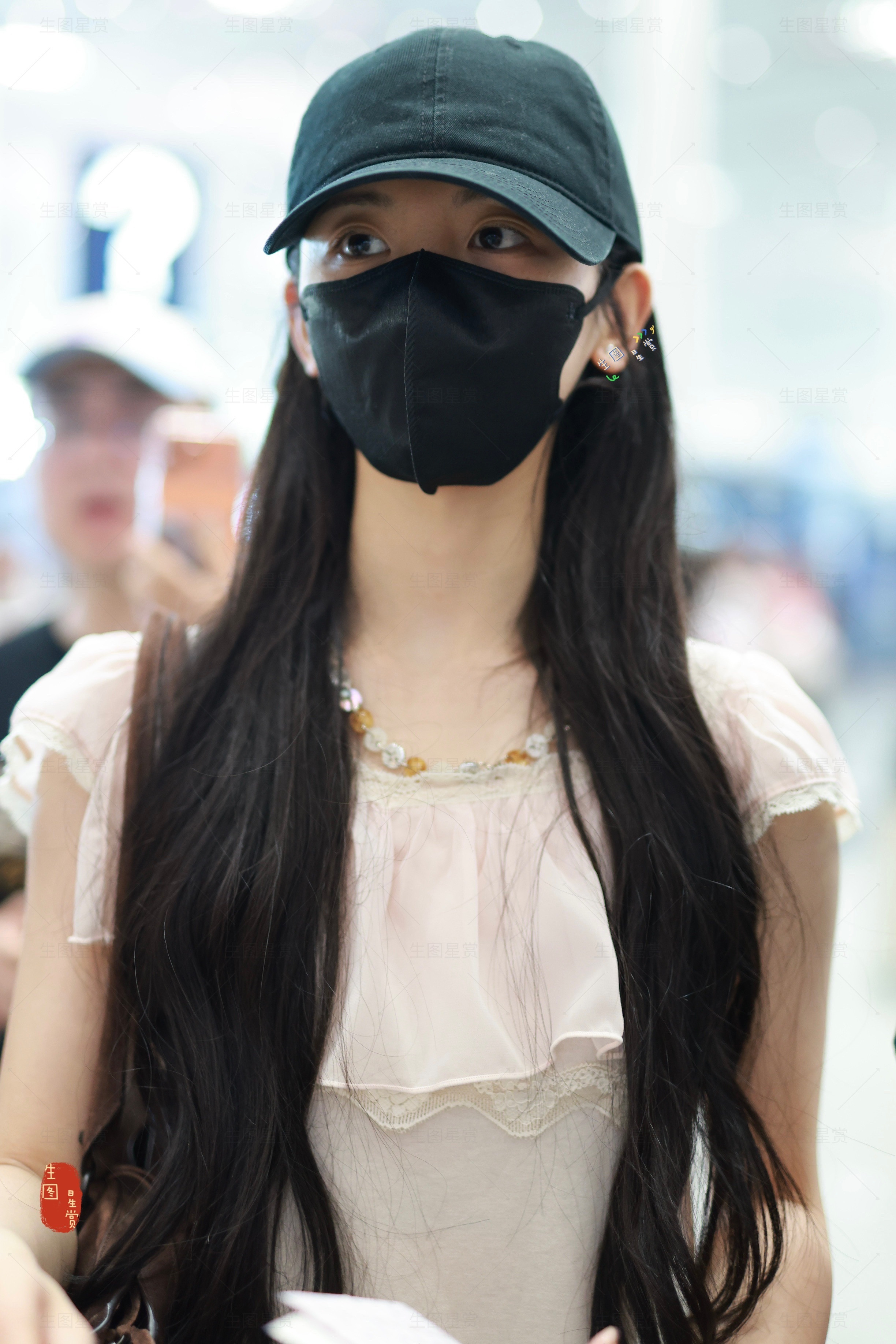 杨超越八月出发咯，身材优越超了杨超越捧花告别7月