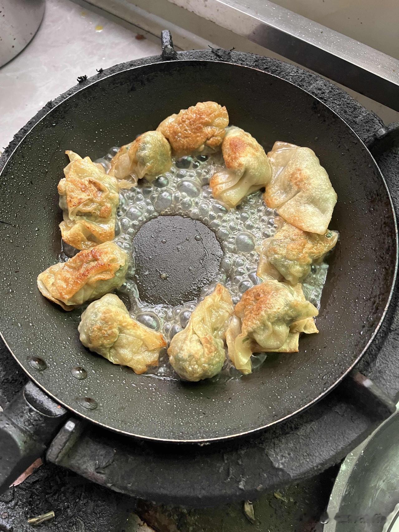 大小姐们想看看你们做的煎饺，今天有饺子,韭菜紫菜瘦肉虾仁碎一起打的馅用的
