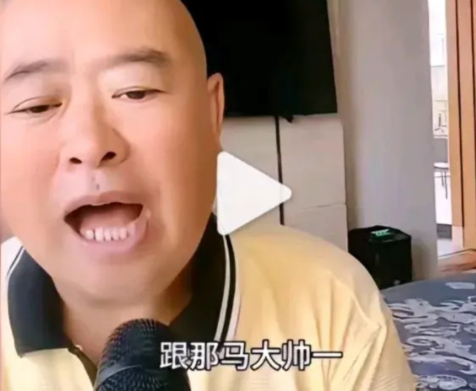 演员王晓曦爆料，原来当初马大帅第1部的玉芬是由艾敬来演的，但是因为艾敬耍大牌，才