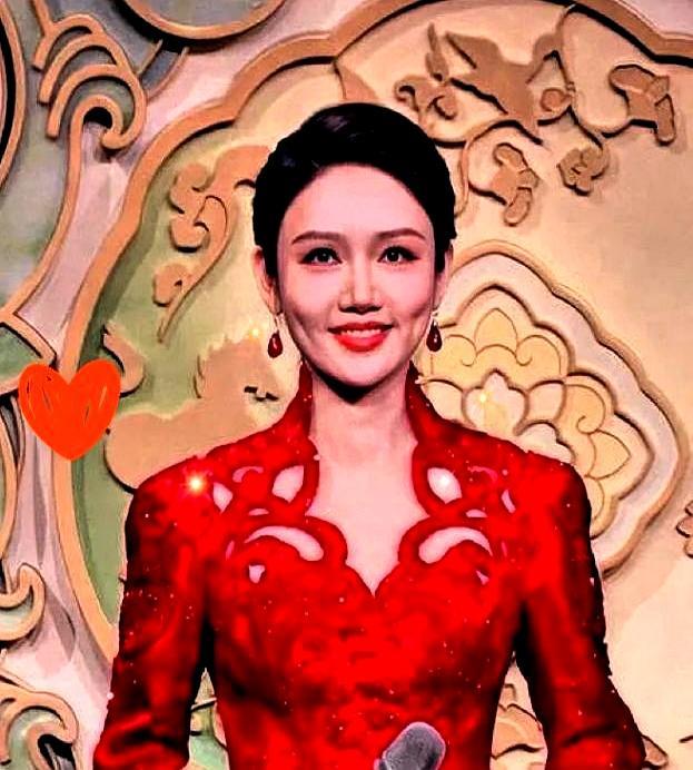 39岁新人主持，首秀直接封神，把身边的春晚老将衬得像个实习生。左边那个，眼