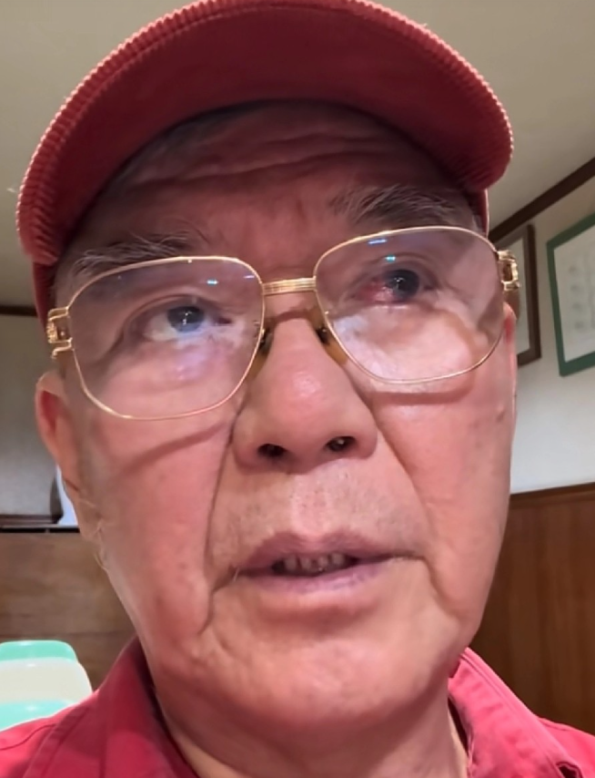 李立群回台湾后眼睛充血去家附近的医院看眼科整个医院装修十分老旧，现代化的设备几