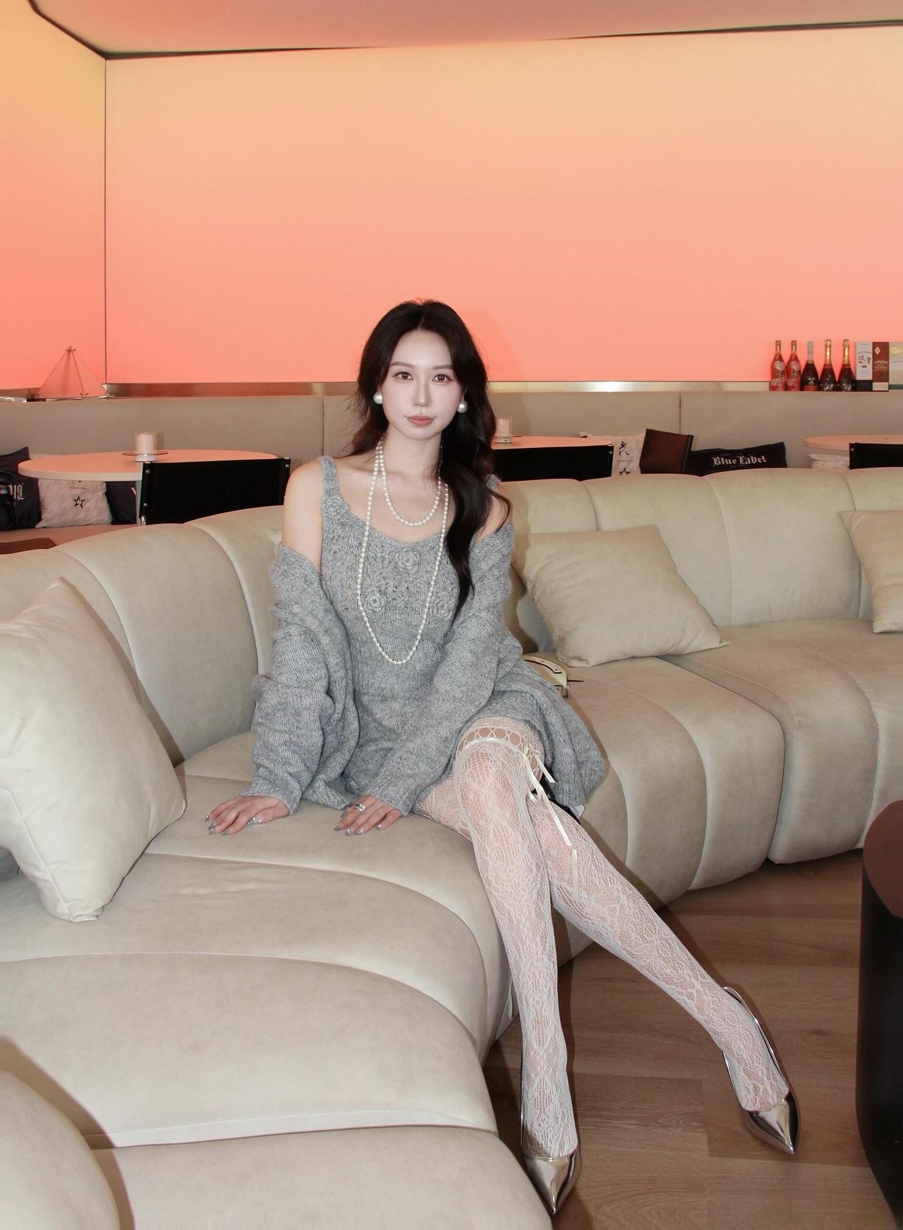 这套穿搭太有“优雅”的氛围了！灰色针织套装自带温柔质感，珍珠项链和蕾丝长袜添了精